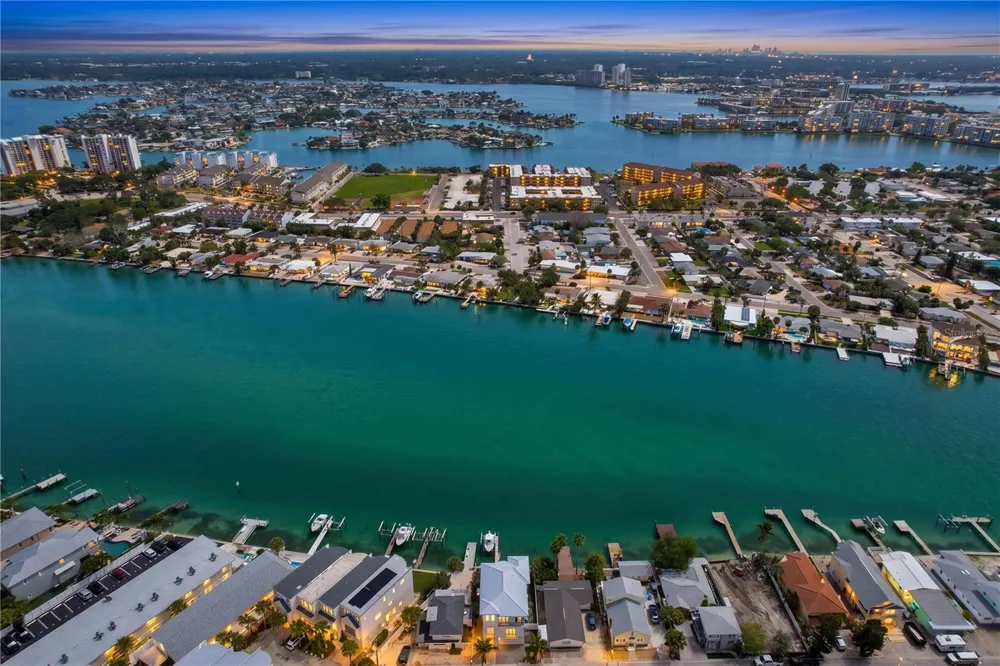 306 BAY PLZ Treasure Island, FL 33706
