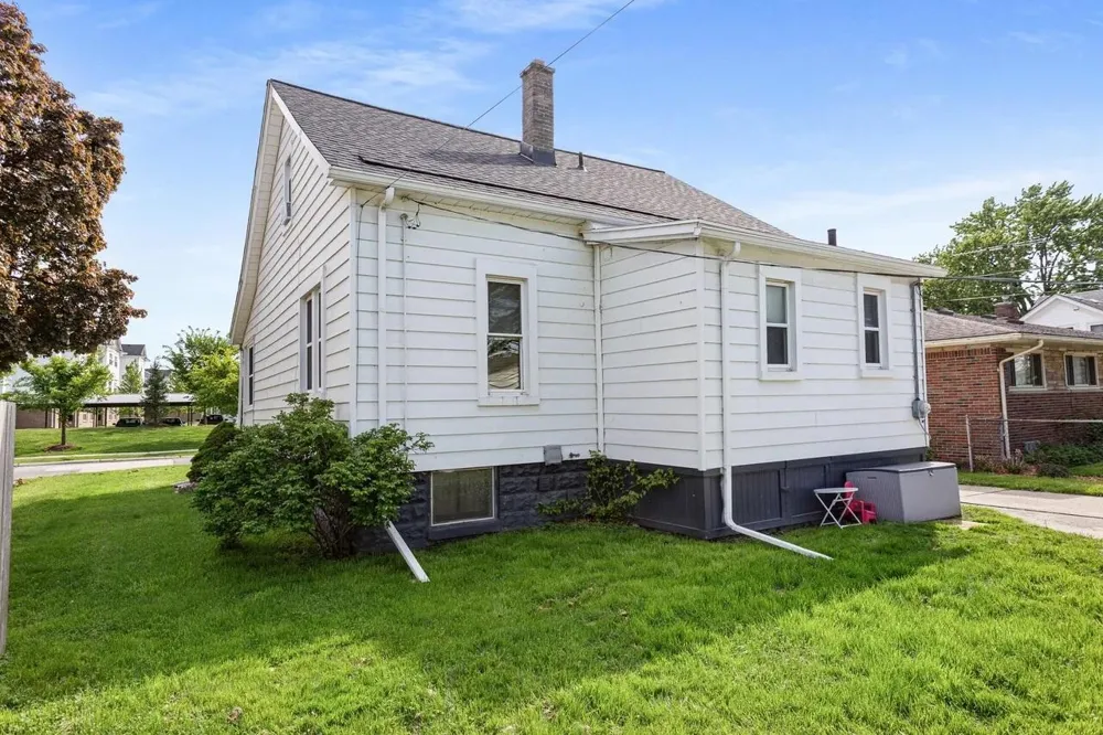 22713 Lanse Street Saint Clair Shores, MI 48081