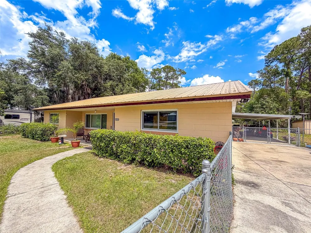 305 CLOVERLEAF ROAD Lake Placid, FL 33852