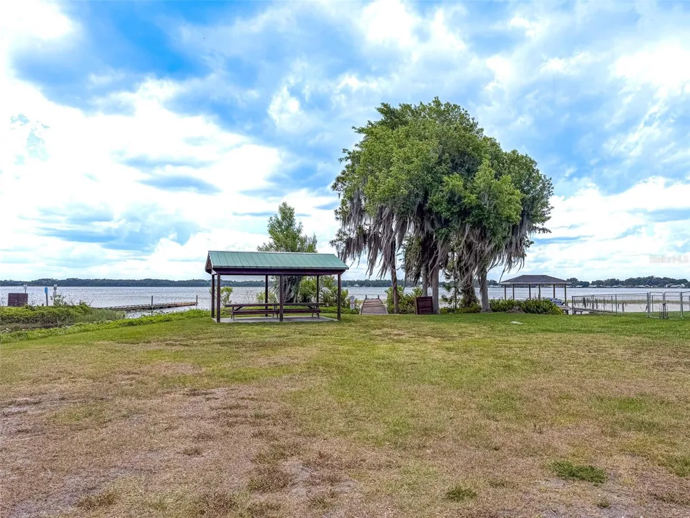 305 CLOVERLEAF ROAD Lake Placid, FL 33852