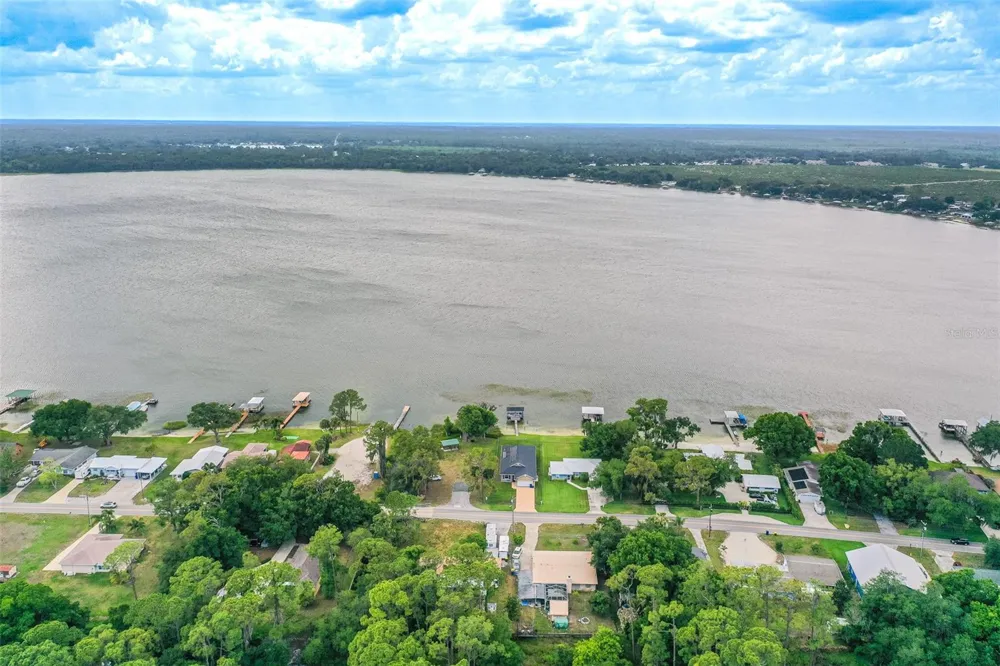 305 CLOVERLEAF ROAD Lake Placid, FL 33852