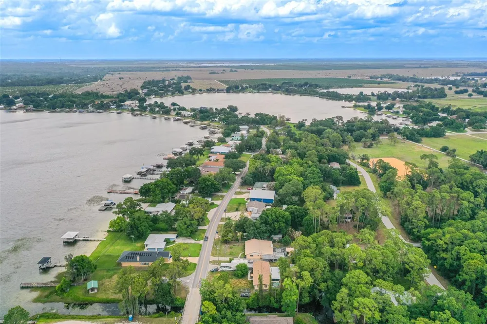 305 CLOVERLEAF ROAD Lake Placid, FL 33852