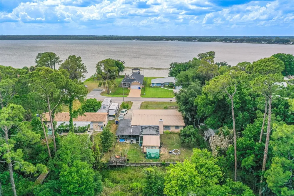 305 CLOVERLEAF ROAD Lake Placid, FL 33852