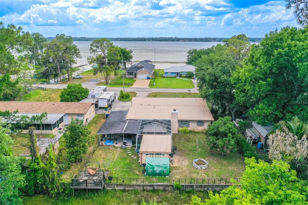305 CLOVERLEAF ROAD Lake Placid, FL 33852