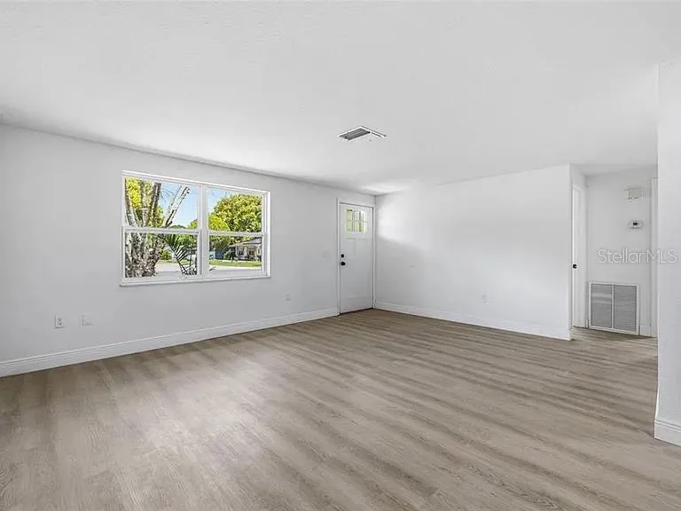 39252 HEIGHTS AVENUE Zephyrhills, FL 33542