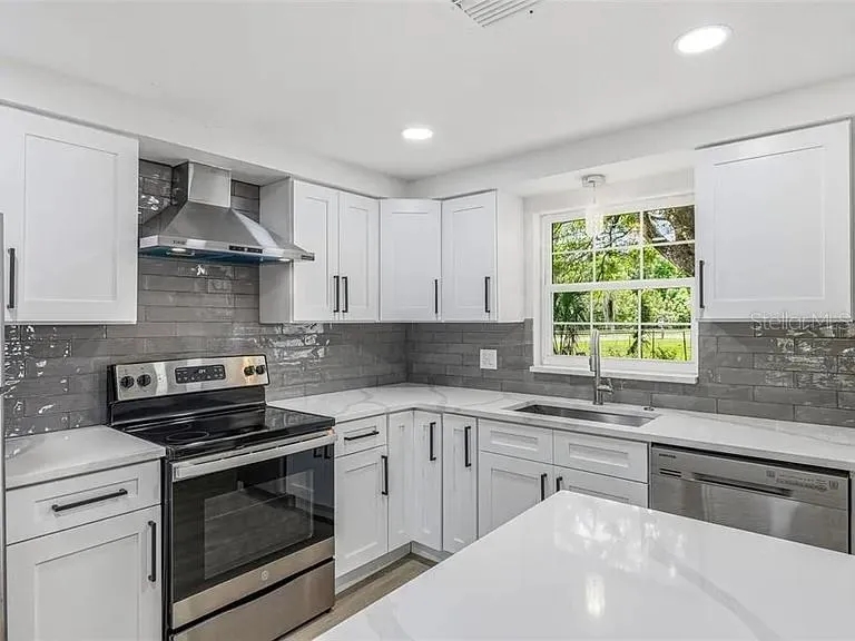 39252 HEIGHTS AVENUE Zephyrhills, FL 33542