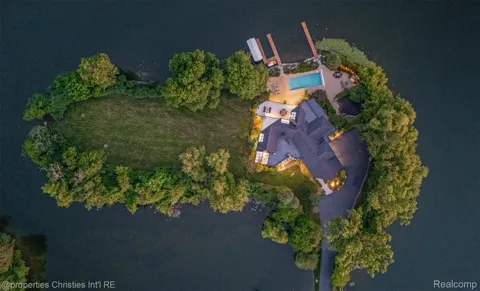 4912 Oakwood Court