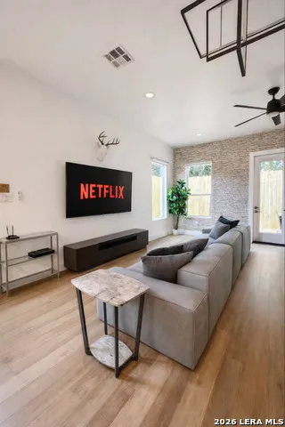 711 S Olive St #UNIT 101 San Antonio, TX 78203