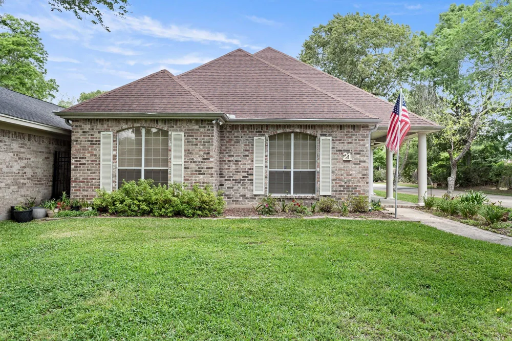 21 Sandelwood Trl Trail Beaumont, TX 77706