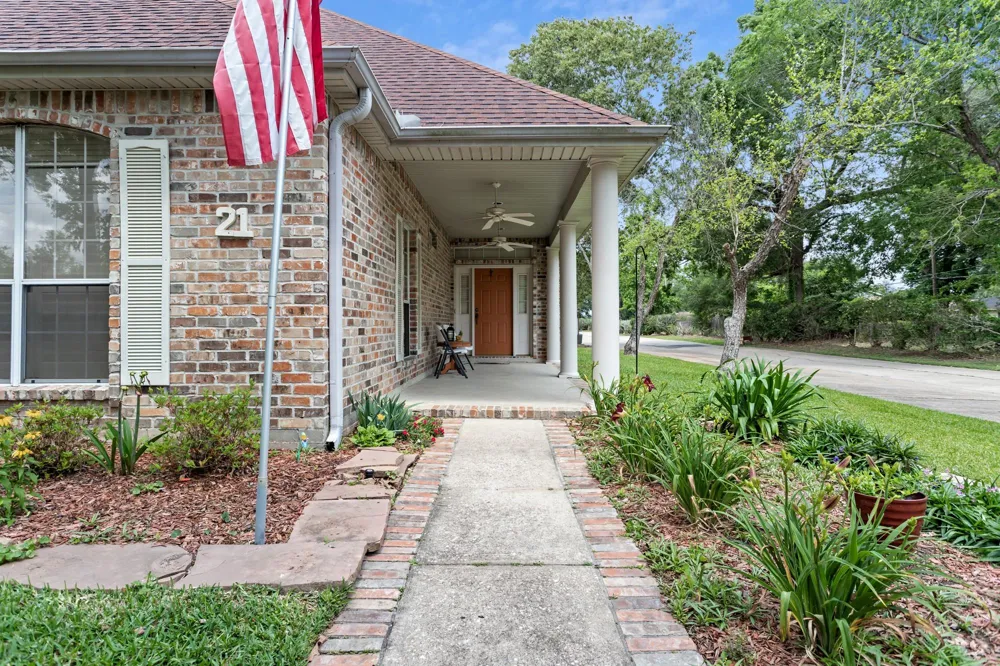 21 Sandelwood Trl Trail Beaumont, TX 77706