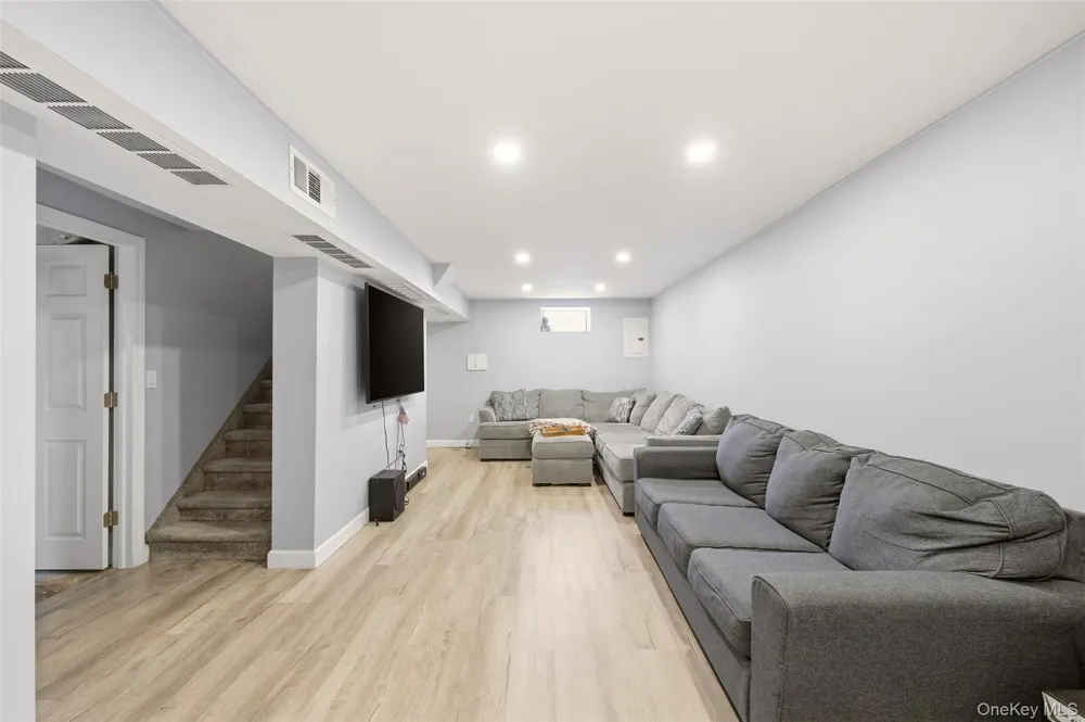 1155 Delmar Avenue Franklin Square, NY 11010