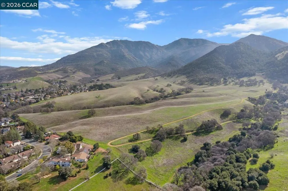 599 Mt Dell Dr Clayton, CA 94517