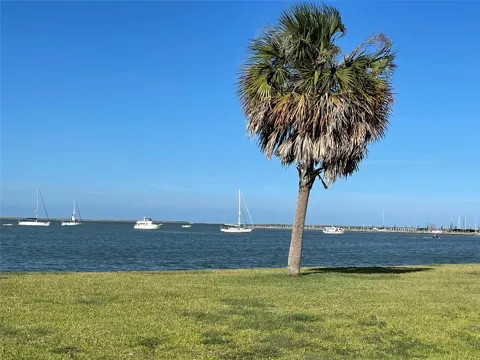 2 Shoreacres Circle