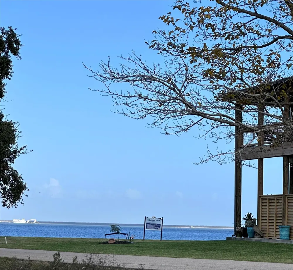 2 Shoreacres Circle La Porte, TX 77571