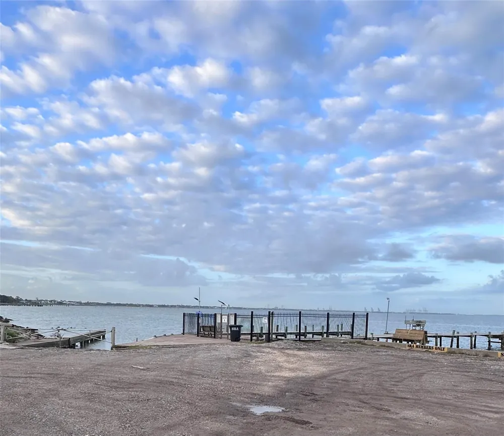 2 Shoreacres Circle La Porte, TX 77571