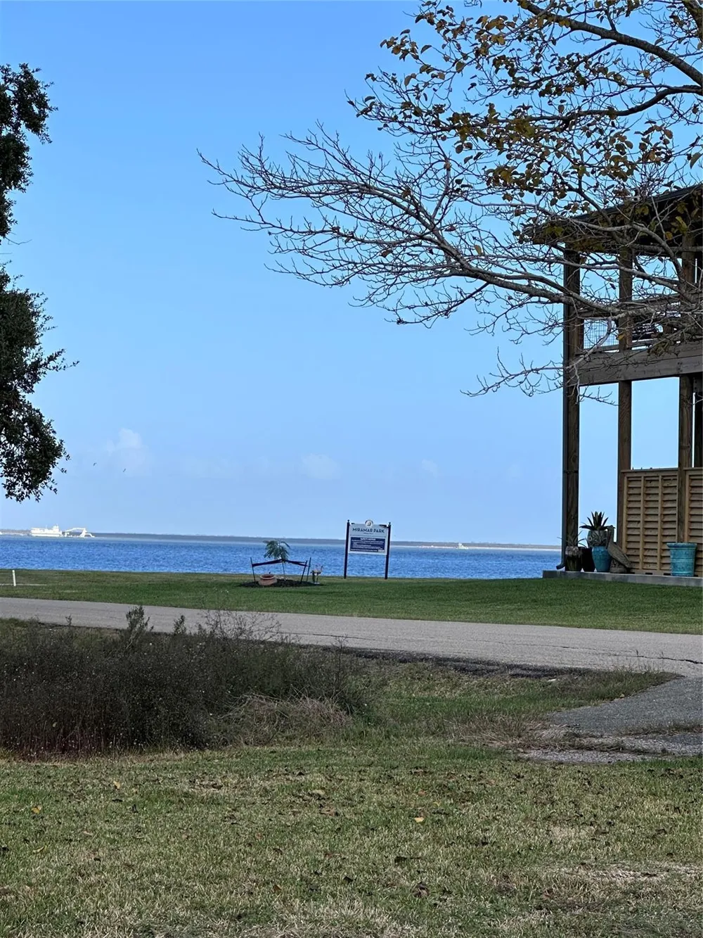 2 Shoreacres Circle La Porte, TX 77571
