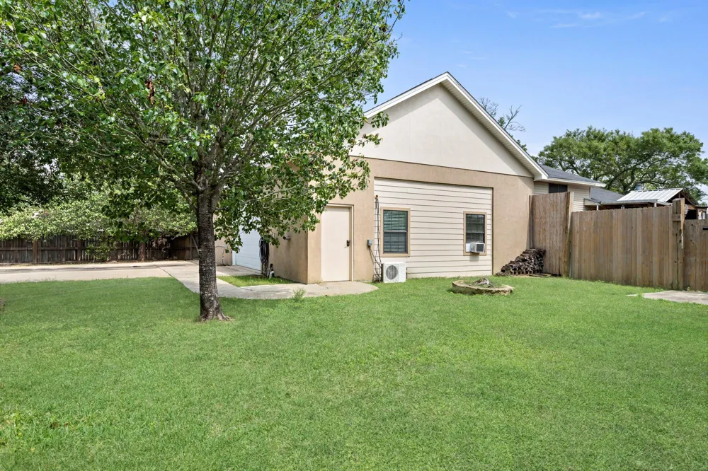 216 Berwick Bridge City, TX 77611