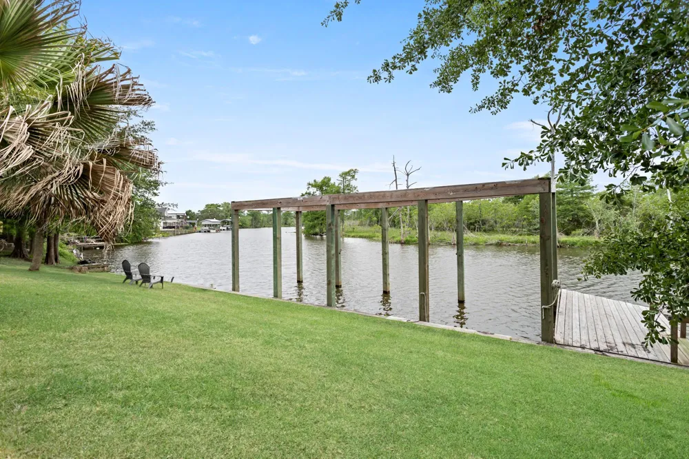 216 Berwick Bridge City, TX 77611