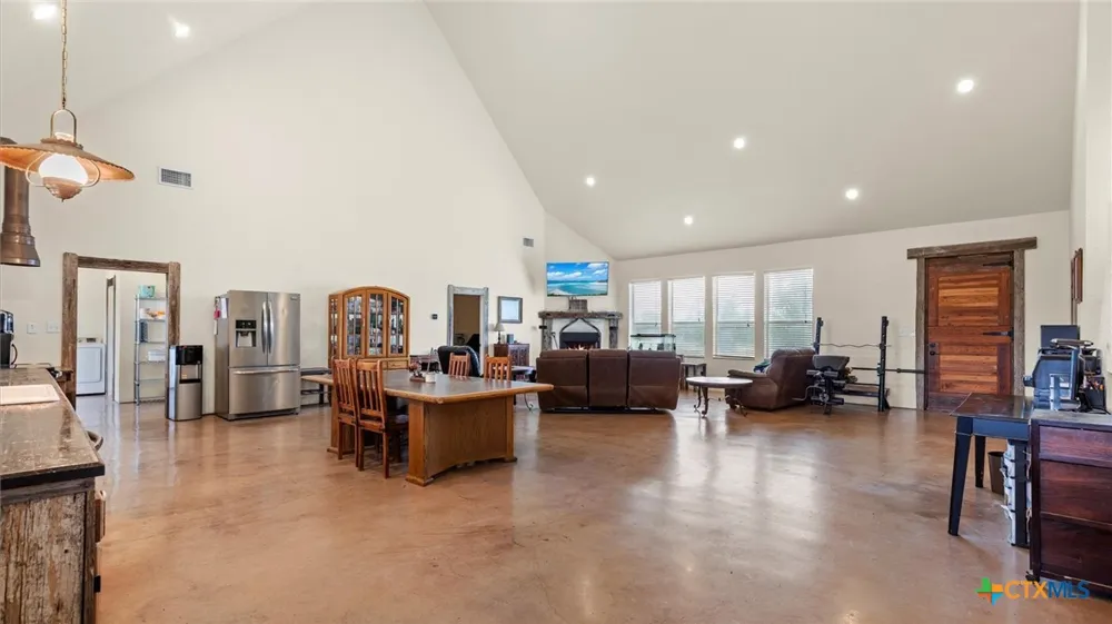707 Creek Road Marion, TX 78124