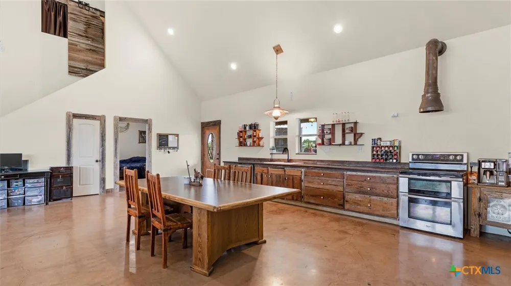 707 Creek Road Marion, TX 78124