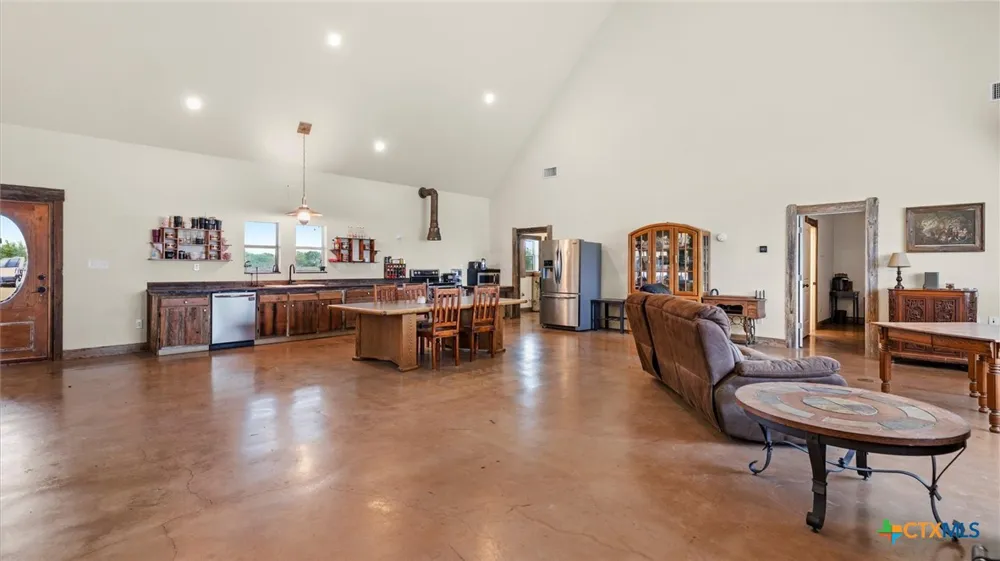 707 Creek Road Marion, TX 78124