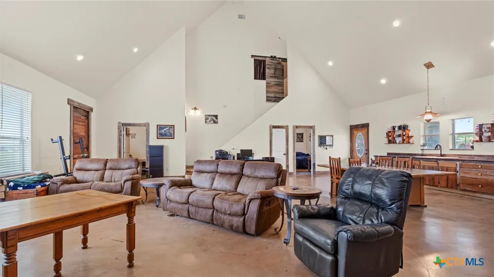 707 Creek Road Marion, TX 78124
