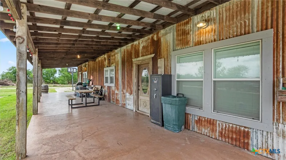 707 Creek Road Marion, TX 78124