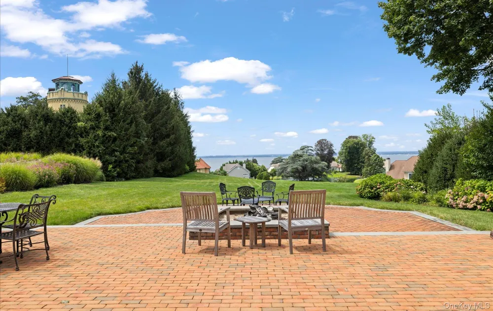 1 Pembroke Drive Glen Cove, NY 11542