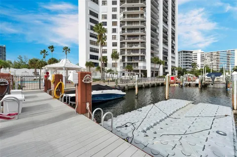 300 Three Islands Blvd #305