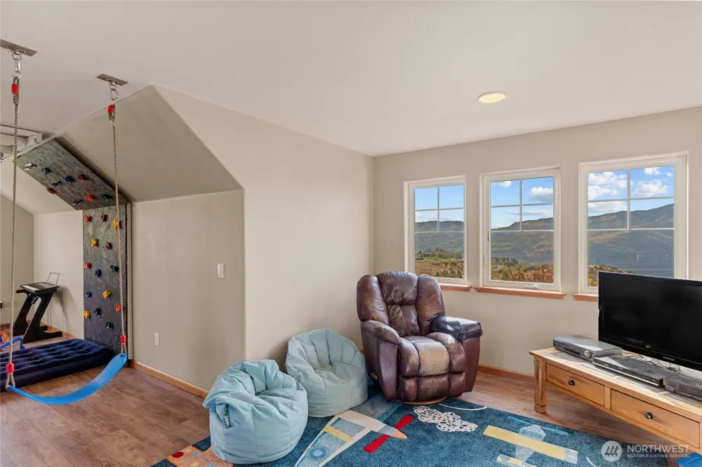 357 Lakayuse Road Manson, WA 98831
