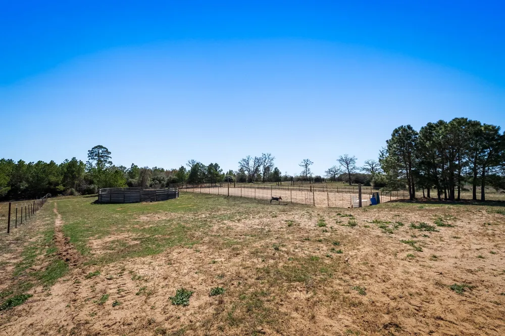 935 Highway 21 E Paige, TX 78602