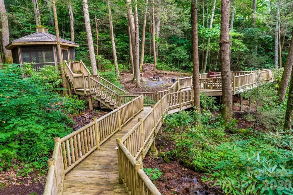 20 Cliff's Edge Drive Burnsville, NC 28714