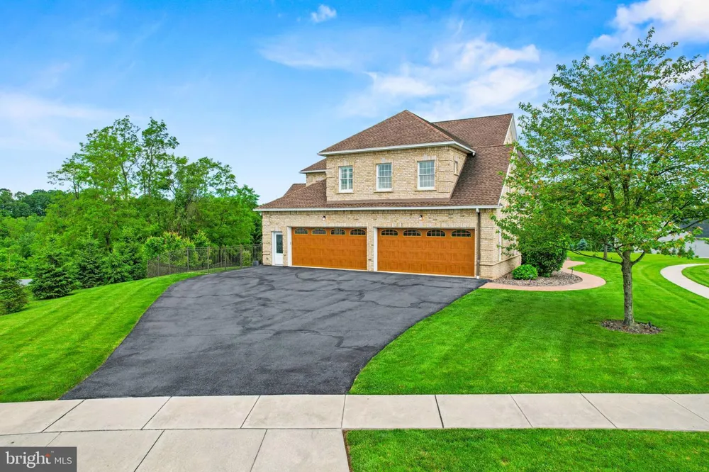 740 HAMPTON COURT Harrisburg, PA 17112