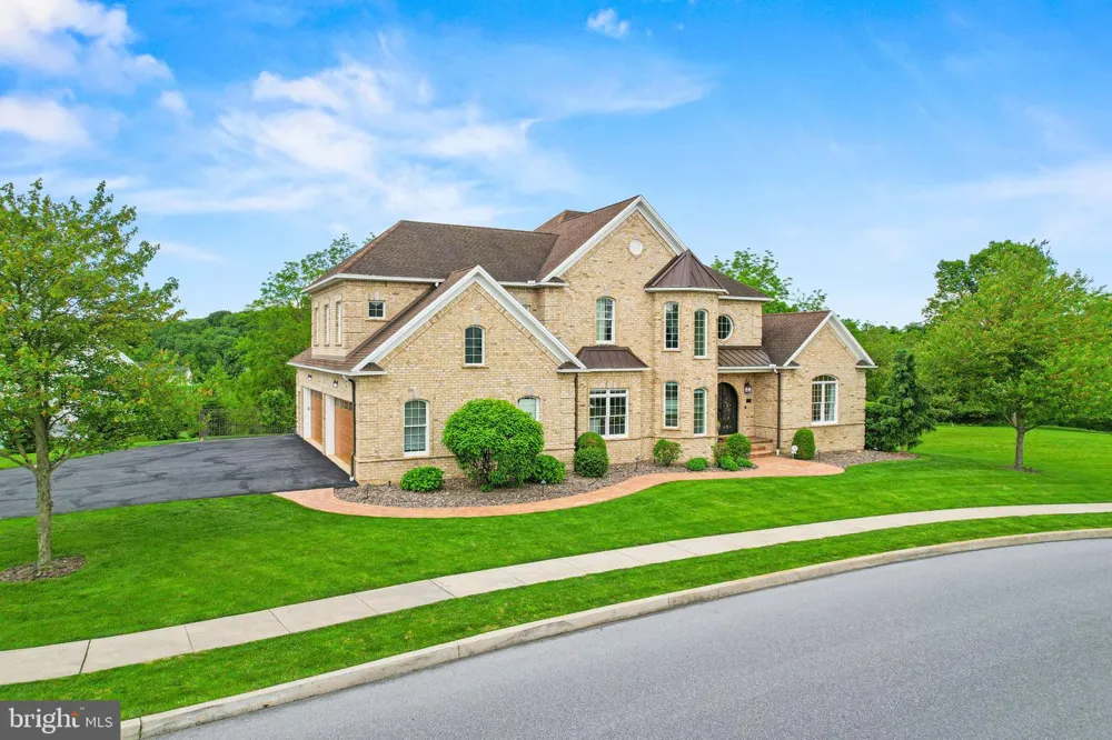 740 HAMPTON COURT Harrisburg, PA 17112
