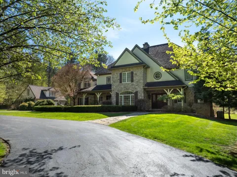 157 MANHASSET COURT