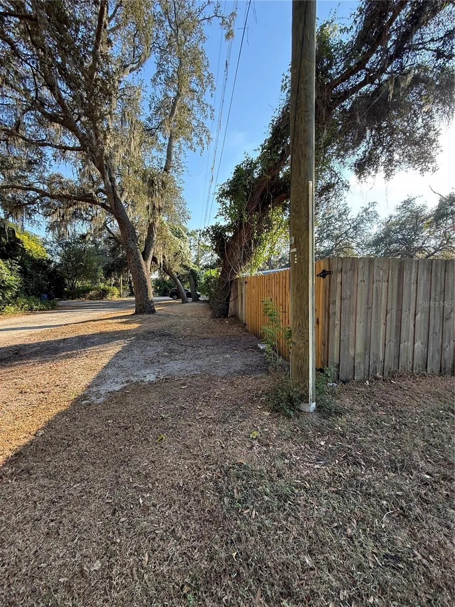 LAKESIDE DRIVE Brandon, FL 33510