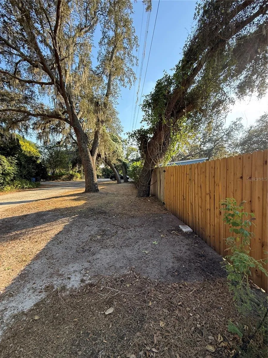 LAKESIDE DRIVE Brandon, FL 33510