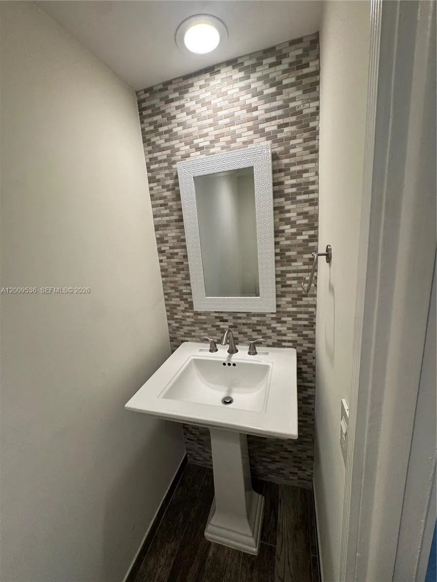 295 Jacaranda Dr #20 Plantation, FL 33324