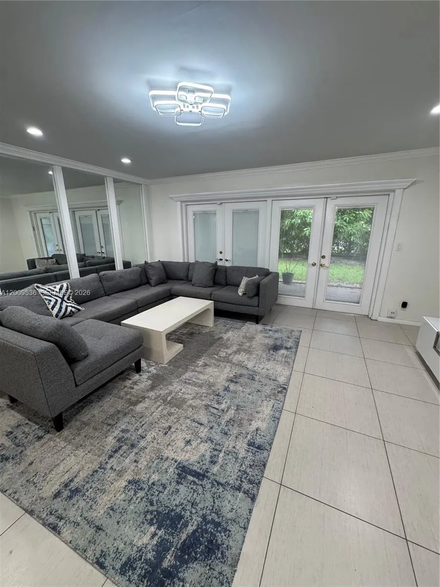 295 Jacaranda Dr #20 Plantation, FL 33324