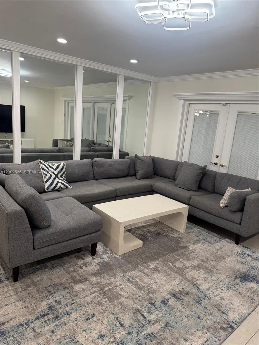 295 Jacaranda Dr #20 Plantation, FL 33324