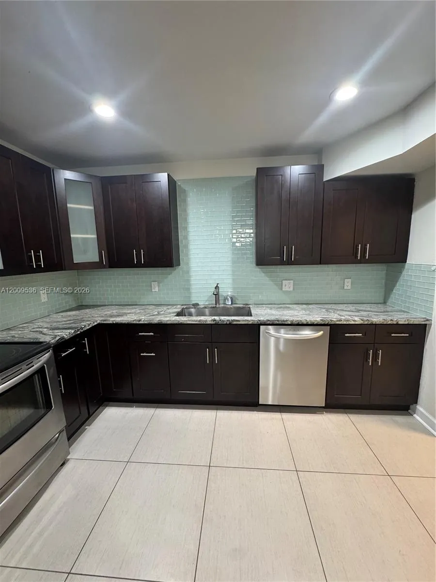 295 Jacaranda Dr #20 Plantation, FL 33324