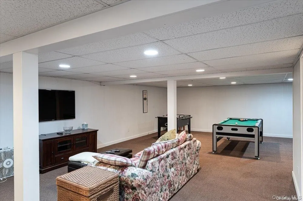 13 Van Scoys Path W East Hampton, NY 11937