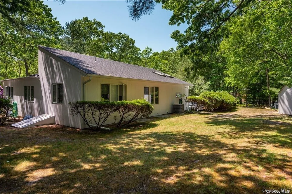 13 Van Scoys Path W East Hampton, NY 11937