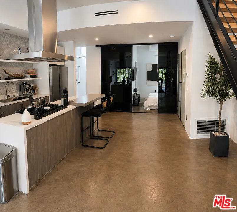 803 Wilcox Avenue #2 Los Angeles, CA 90038