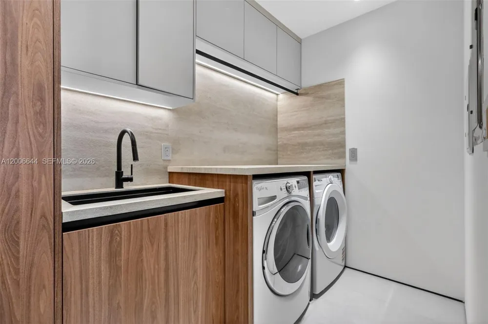4100 Island Blvd #904 Aventura, FL 33160