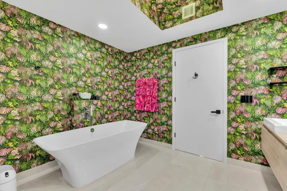 17111 Biscayne Blvd #909 North Miami Beach, FL 33160
