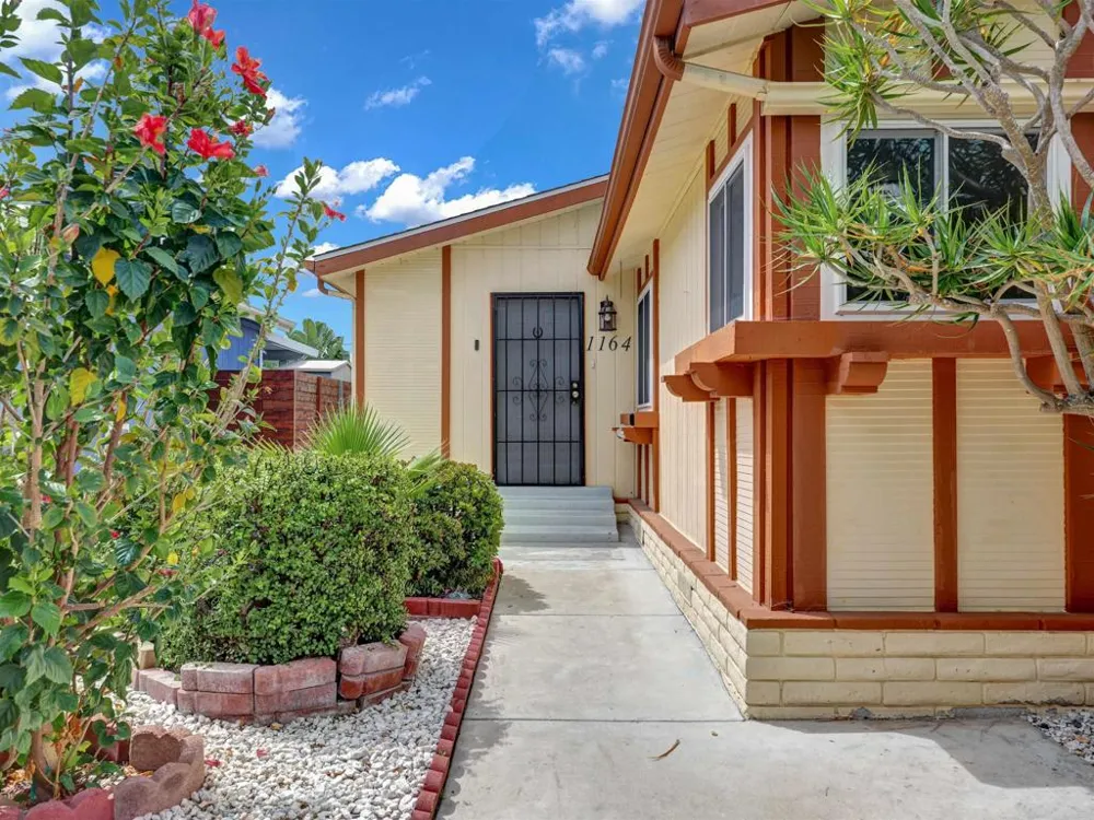 1164 Via Santa Paulo Vista, CA 92081
