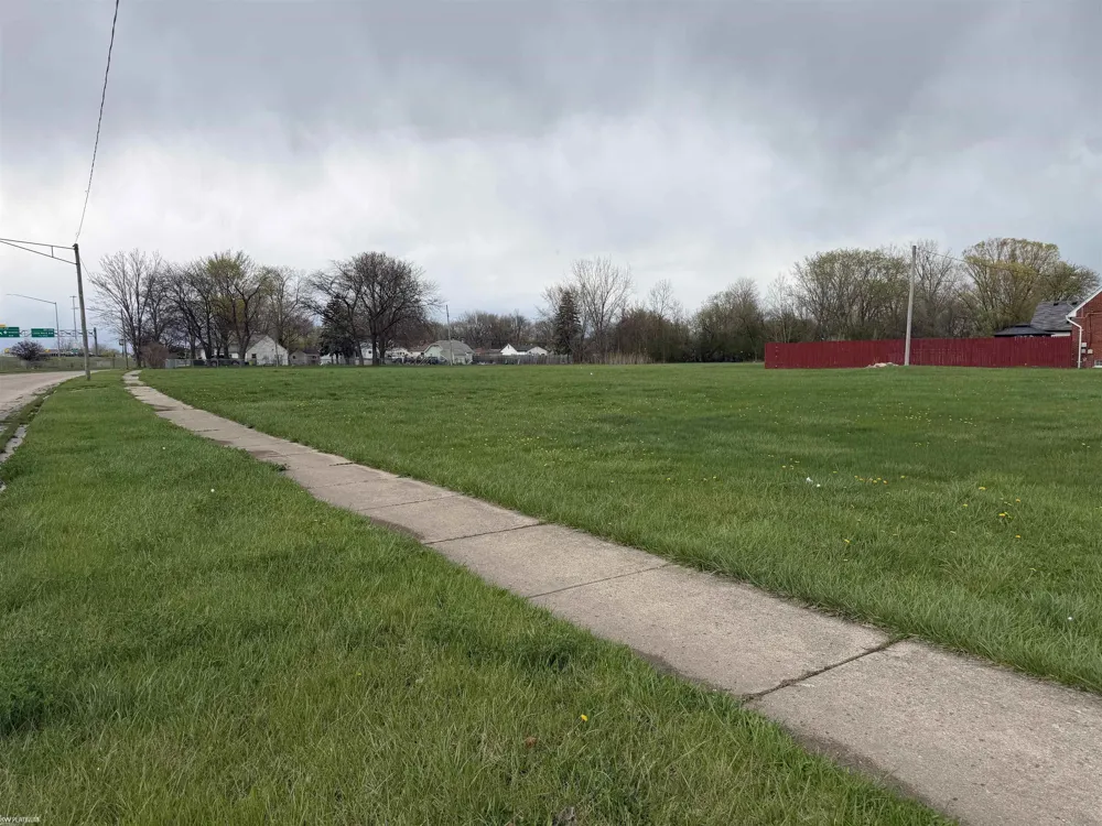 19861 Fenton Street Roseville City, MI 48066