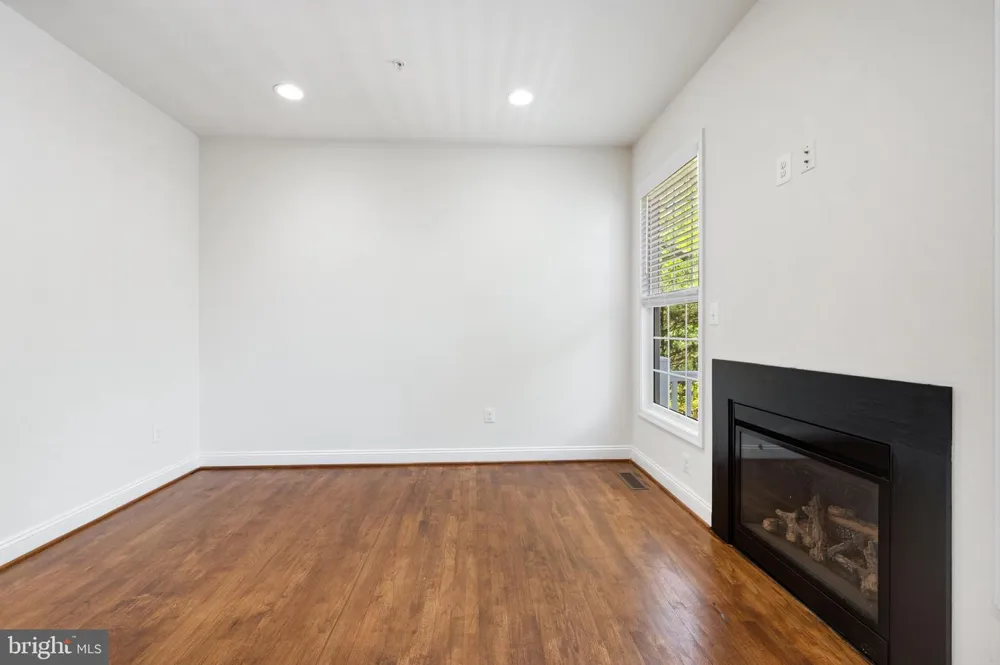 8342 BRODERICK CIRCLE Gaithersburg, MD 20877