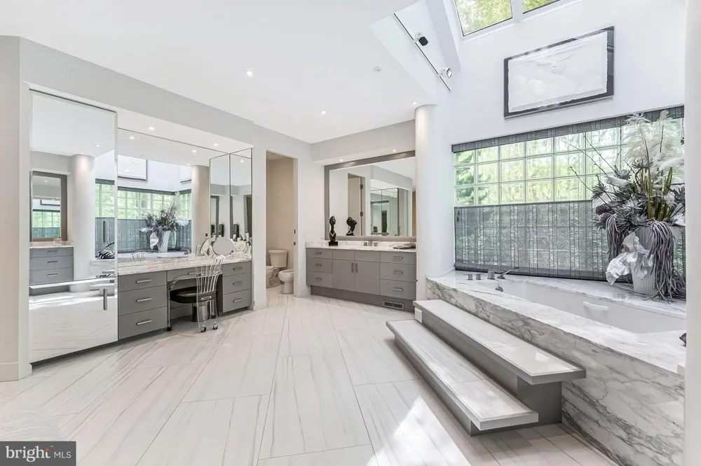 9 OAKLYN COURT Potomac, MD 20854